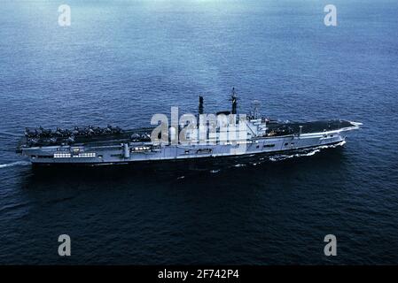 AJAXNETPHOTO. 1972. CHAÎNE ANGLAISE. - EXERCICE DE TRANSPORTEUR - ARK ROYAL SUR L'EXERCICE DANS LA CHAÎNE ANGLAISE EN 1972. PHOTO:JONATHAN EASTLAND/AJAX. REF:C3572135 63. Banque D'Images