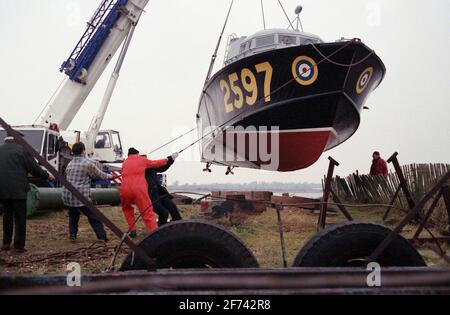 AJAXNETPHOTO. 7 FÉVRIER 1996. CALSHOT, ANGLETERRE. -ASCENSEUR ASR - AVION DE SAUVETAGE EN MER 2597 SOULEVÉ DANS L'EAU À CALSHOT BROCHE AVANT DE REMORQUER VERS LA RIVIÈRE HAMBLE ET UN NOUVEL AMARRAGE. PHOTO : JONATHAN EASTLAND/AJAX REF:960702 26 Banque D'Images