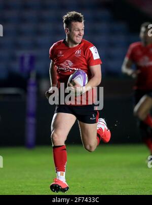 Billy Burns d'Ulster Rugby s'est mis en route pour marquer la sixième tentative du match de sa partie lors du match de la Heineken Challenge Cup à Twickenham Stoop, Londres. Date de la photo: Dimanche 4 avril 2021. Banque D'Images