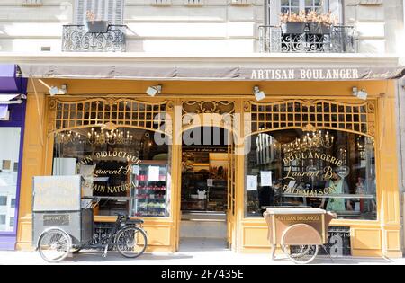 Paris, France-31 Mars 2021 : la boulangerie traditionnelle française A la fontaine du Mars située près de la Tour Eiffel à Paris, France. Banque D'Images