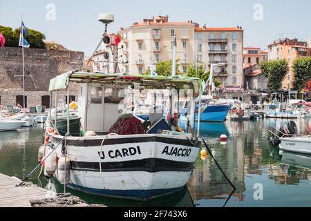 Ajaccio, France - 6 juillet 2015 : paysage urbain côtier avec yachts à voile et bateaux de pêche amarrés dans le port de plaisance d'Ajaccio, Corse Banque D'Images