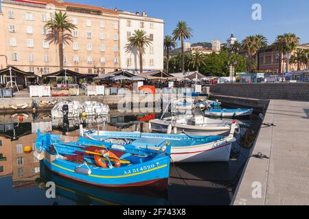 Ajaccio, France - 7 juillet 2015 : les bateaux de pêche sont amarrés dans le vieux port d'Ajaccio, île Corse, France Banque D'Images