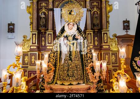 Huelva, Espagne - 1er avril 2021 : procession de la Vierge exposée dans la Parroquia de la Inmaculada Concepción de Huelva à l'occasion de la semaine sainte 2021 Banque D'Images