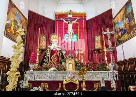 Huelva, Espagne - 1er avril 2021 : Chapelle avec le tabernacle ouvert dans la Parroquia de la Inmaculada Concepción de Huelva à l'occasion de la semaine sainte 202 Banque D'Images