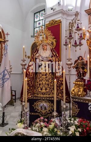 Huelva, Espagne - 1 avril 2021 : procession de la Virgen de la Amargura exposée dans la Parroquia de la Inmaculada Concepción de Huelva à l'occasion Banque D'Images