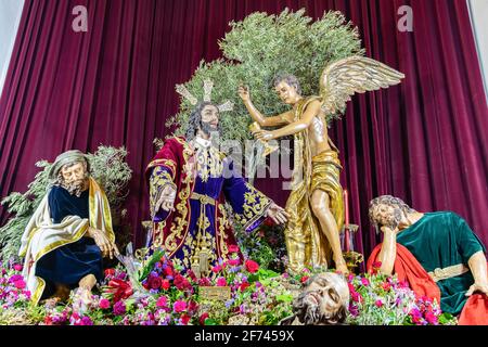 Huelva, Espagne - 1er avril 2021 : procession de la prière du jardin ou de l'agonie dans le jardin exposée dans la paroisse de l'Immaculée conception de Banque D'Images