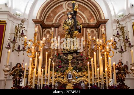 Huelva, Espagne - 1er avril 2021 : procession de la Fraternité de notre Père Jésus Nazareno exposée dans la paroisse de l'Immaculée conception de Huel Banque D'Images