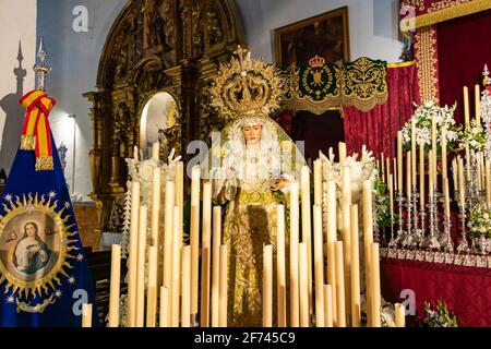 Huelva, Espagne - 1 avril 2021 : procession de notre Dame du Calvaire du Parroquia Mayor de San Pedro de Huelva exposée à l'occasion de la semaine Sainte Banque D'Images