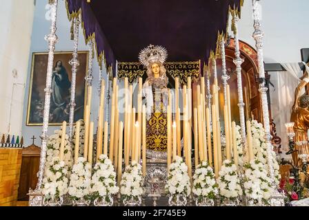 Huelva, Espagne - 1er avril 2021 : procession de notre Dame de Calvaire à l'intérieur de la Parroquia Mayor de San Pedro de Huelva exposée à l'occasion du Saint-W. Banque D'Images