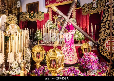 Huelva, Espagne - 1 avril 2021 : procession du Jésus de la passion à l'intérieur de la Parroquia Mayor de San Pedro de Huelva exposé à l'occasion de H Banque D'Images