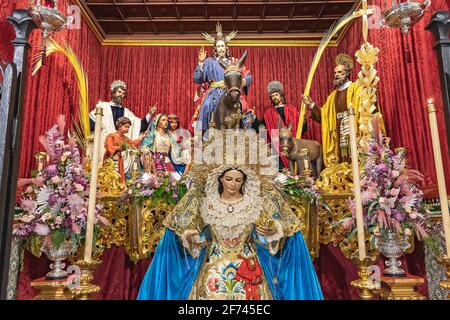 Huelva, Espagne - 1er avril 2021 : procession de la Vierge de la semaine sainte appelée la Borriquita à l'intérieur de la Parroquia Mayor de San Pedro de Huelva exposé Banque D'Images