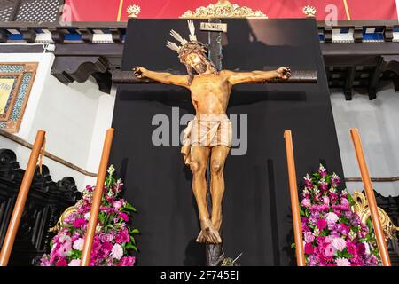 Huelva, Espagne - 1 avril 2021 : Christ de pardon du Parroquia Maire de San Pedro de Huelva exposé à l'occasion de la semaine sainte 2021 Banque D'Images