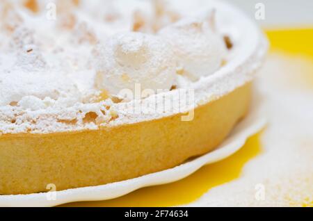 Tarte à la meringue au citron, pâte à croûte courte enrichie au beurre remplie de citron crémeux et recouverte de meringue, tarte au citron Banque D'Images