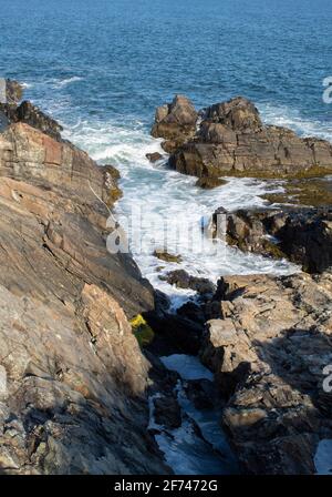 Vue de la voie marginale. Il s'agit d'un sentier pavé de 1.25 kilomètres le long de l'océan Atlantique, sur la côte d'Ogunquit, dans le Maine. Pêche, restaurants, pièges touristiques etc Banque D'Images