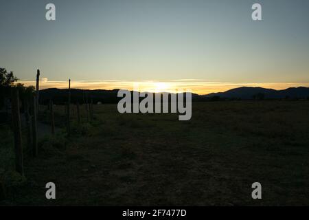 Coucher de soleil dans la ville de Gerbe, dans les Pyrénées aragonaises, situé à Huesca, Espagne. Vue Banque D'Images