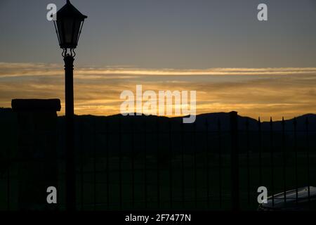 Coucher de soleil dans la ville de Gerbe, dans les Pyrénées aragonaises, situé à Huesca, Espagne. Vue Banque D'Images