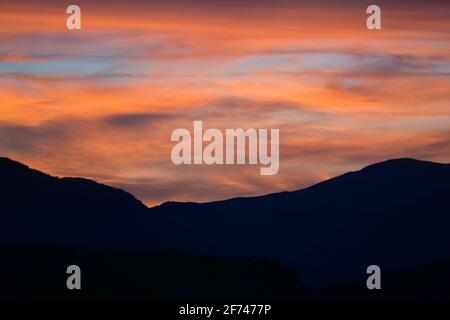 Coucher de soleil dans la ville de Gerbe, dans les Pyrénées aragonaises, situé à Huesca, Espagne. Vue Banque D'Images