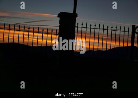 Coucher de soleil dans la ville de Gerbe, dans les Pyrénées aragonaises, situé à Huesca, Espagne. Vue Banque D'Images