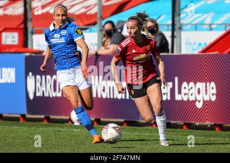 Crawley, Royaume-Uni. 1er décembre 2019. Jackie Groenen (Manchester United 14) avance avec le ballon pendant le match de la Barclays FA Womens Super League entre Brighton & Hove Albion et Manchester United au People's Pension Stadium de Crawley. Crédit: SPP Sport presse photo. /Alamy Live News Banque D'Images