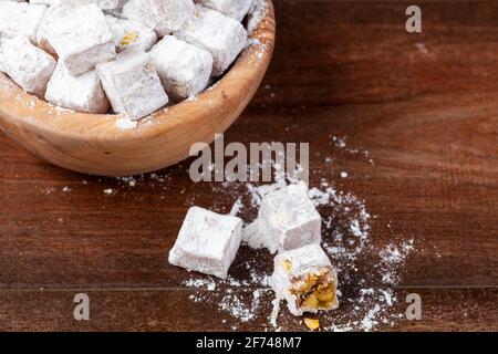Gros plan image isolée de la tradition turque délice, un dessert populaire en Turquie avec des morceaux délicieux comme la consistance et des noix à l'intérieur. Cubes du swe Banque D'Images