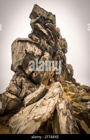 Die Felsen der Teufelsmauer sind ein weithin sichtbaues Naturdenkmal - Les rochers de Teufelsmauer sont un monument naturel visible de loin Banque D'Images