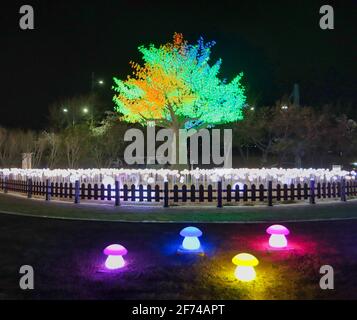 Vue nocturne de la rue Jinhaeru, Changwon, Gyeongnam, Corée du Sud, Asie Banque D'Images