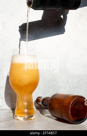 Sert de la bière, d'une canette à un verre de cristal pour IPA Banque D'Images