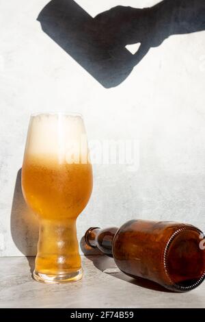 Sert de la bière, d'une canette à un verre de cristal pour IPA Banque D'Images