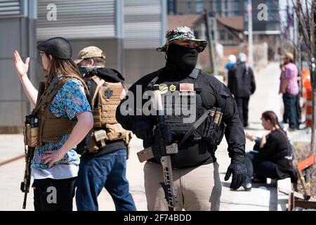 Ann Arbor, Michigan, États-Unis. 04e avril 2021. Le 4 avril 2021, environ une douzaine de bois de Boogaloo autodécrits étaient équipés de fusils semi-automatiques devant l'hôtel de ville et le service de police d'Ann Arbor. Ils espèrent que Omar Saad Shafie, qui fera l'objet d'une confrontation de 36 heures avec la SWAT du comté de Washtenaw le 24 mars, sera libéré, car ils prétendent que ses droits de deuxième amendement ont été violés. Crédit : ZUMA Press, Inc./Alay Live News Banque D'Images