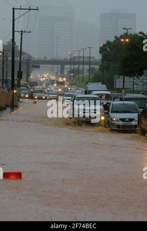 salvador, bahia / brésil - 28 novembre 2013: Les véhicules passent par l'Avenida Luiz Viana pendant l'inondation de la route dans la ville de Salvador en raison de r Banque D'Images