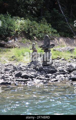 Cairn piles construites le long d'un lac en été Banque D'Images