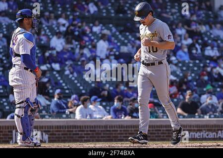 Chicago, États-Unis. 04e avril 2021. Bryan Reynolds de Pittsburgh Pirates (10) a obtenu un score contre les Cubs de Chicago lors du sixième dîner au Wrigley Field le dimanche 4 avril 2021 à Chicago. Photo par Kamil Krzaczynski/UPI crédit: UPI/Alay Live News Banque D'Images