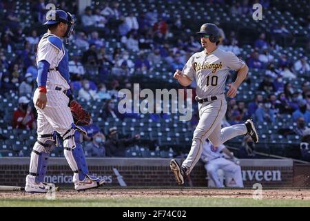 Chicago, États-Unis. 04e avril 2021. Bryan Reynolds (10) de Pittsburgh Pirates s'est mis contre les Cubs de Chicago dans le huit Dinning à Wrigley Field le dimanche 4 avril 2021 à Chicago. Photo par Kamil Krzaczynski/UPI crédit: UPI/Alay Live News Banque D'Images