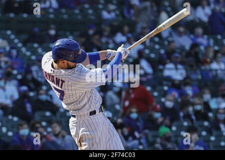 Chicago, États-Unis. 04e avril 2021. Kris Bryant (17) des Chicago Cubs double contre les pirates de Pittsburgh dans le sixième repas au Wrigley Field le dimanche 4 avril 2021 à Chicago. Photo par Kamil Krzaczynski/UPI crédit: UPI/Alay Live News Banque D'Images