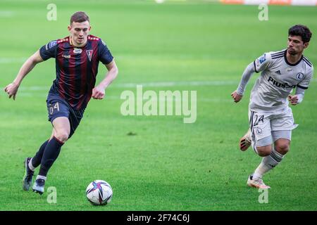 Kacper Kozlowski de Pogon et Andre Martins de Legia en action pendant le match polonais PKO Ekstraklasa League entre Legia Warszawa et Pogon Szczecin au Maréchal Jozef Pilsudski Legia Warsaw Municipal Stadium.(score final; Legia Warszawa 4:2 Pogon Szczecin) Banque D'Images