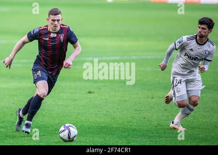 Varsovie, Pologne. 03ème avril 2021. Kacper Kozlowski de Pogon et Andre Martins de Legia en action pendant le match polonais PKO Ekstraklasa League entre Legia Warszawa et Pogon Szczecin au Maréchal Jozef Pilsudski Legia Warsaw Municipal Stadium.(score final; Legia Warszawa 4:2 Pogon Szczecin) (photo de Mikolaj Barbanell/SIPA Live/USA Banque D'Images