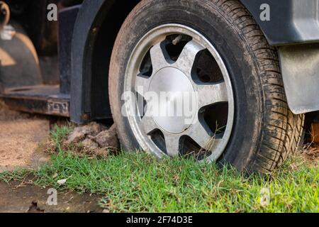 Pneus de voiture plats abandonnés sur la pelouse Banque D'Images