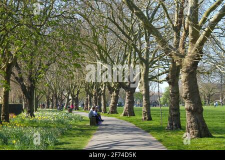 Londres, Royaume-Uni. 04e avril 2021. Les gens apprécient le temps chaud du printemps dans Central Park à Newham le premier week-end après le premier pas de verrouillage. Le 29 mars, l'ordre de résidence a été levé, ce qui a permis aux gens de se réunir à l'extérieur, soit en groupes de six, soit en tant que deux ménages. Boris Johnson est sur le point d'informer le pays lundi sur les prochaines étapes de son confinement, sur la question de savoir si l'Angleterre peut passer à la prochaine étape de réouverture. (Photo de David Mbiyu/SOPA Images/Sipa USA) Credit: SIPA USA/Alay Live News Banque D'Images