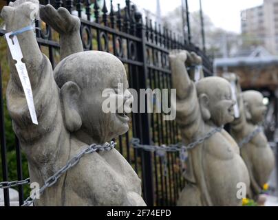 des statues de jardin de bouddha riant enchaînées Banque D'Images