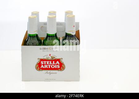 Calgary, Alberta, Canada. 3 mars 2021. Un Stella Artois néerlandais un pack de six pilsner belge sur fond blanc Banque D'Images