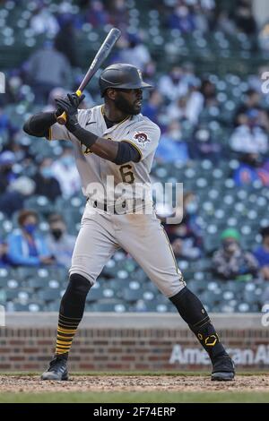 Chicago, États-Unis. 04e avril 2021. Anthony Alford (6), des pirates de Pittsburgh, se batte contre les Cubs de Chicago lors du neuvième dîner au Wrigley Field le dimanche 4 avril 2021 à Chicago. Photo par Kamil Krzaczynski/UPI crédit: UPI/Alay Live News Banque D'Images