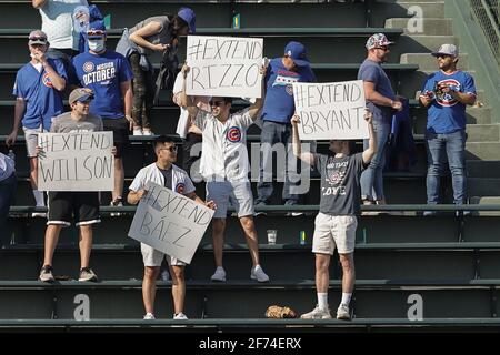 Chicago, États-Unis. 04e avril 2021. Les fans portent des signes alors qu'ils célèbrent Chicago Cubs gagner contre les pirates de Pittsburgh à Wrigley Field le dimanche 4 avril 2021 à Chicago. Photo par Kamil Krzaczynski/UPI crédit: UPI/Alay Live News Banque D'Images