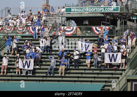 Chicago, États-Unis. 04e avril 2021. Les fans célèbrent les Chicago Cubs gagnent contre les Pittsburgh Pirates au Wrigley Field le dimanche 4 avril 2021 à Chicago. Photo par Kamil Krzaczynski/UPI crédit: UPI/Alay Live News Banque D'Images