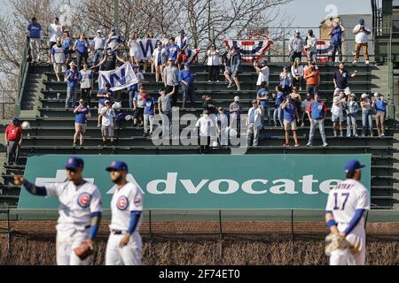 Chicago, États-Unis. 04e avril 2021. Les fans célèbrent les Chicago Cubs gagnent contre les Pittsburgh Pirates au Wrigley Field le dimanche 4 avril 2021 à Chicago. Photo par Kamil Krzaczynski/UPI crédit: UPI/Alay Live News Banque D'Images