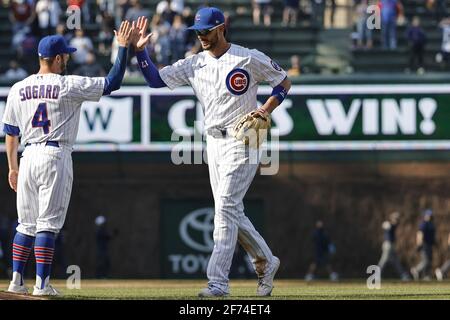 Chicago, États-Unis. 04e avril 2021. Kris Bryant (17) des Chicago Cubs célèbre avec Eric Sogard (4) après avoir battu les pirates de Pittsburgh à Wrigley Field le dimanche 4 avril 2021 à Chicago. Photo par Kamil Krzaczynski/UPI crédit: UPI/Alay Live News Banque D'Images