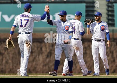 Chicago, États-Unis. 04e avril 2021. Kris Bryant des Cubs de Chicago (17) fête avec Javier Baez (9) après avoir battu les pirates de Pittsburgh à Wrigley Field le dimanche 4 avril 2021 à Chicago. Photo par Kamil Krzaczynski/UPI crédit: UPI/Alay Live News Banque D'Images
