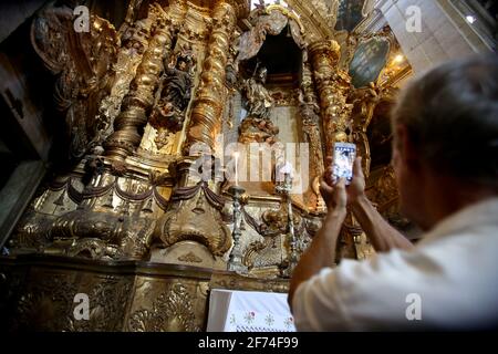 Salvador, Bahia / Brésil - 23 janvier 2015: Les touristes sont vus lors d'une visite de la cathédrale de la Basilique, dans le quartier de Pelourinho, dans la ville o Banque D'Images
