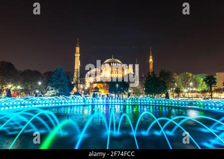 Musée Ayasofya (Hagia Sophia) dans le parc du Sultan Ahmet à Istanbul, Turquie dans une belle nuit d'été Banque D'Images