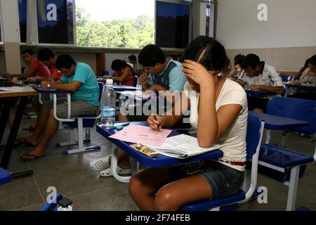 ilheus, bahia / brésil - 10 janvier 2011: Des jeunes sont vus passer des examens d'entrée à l'Université d'Etat de Santa Cruz (Uesc), dans la ville de il Banque D'Images