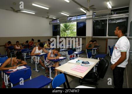 ilheus, bahia / brésil - 10 janvier 2011: Des jeunes sont vus passer des examens d'entrée à l'Université d'Etat de Santa Cruz (Uesc), dans la ville de il Banque D'Images